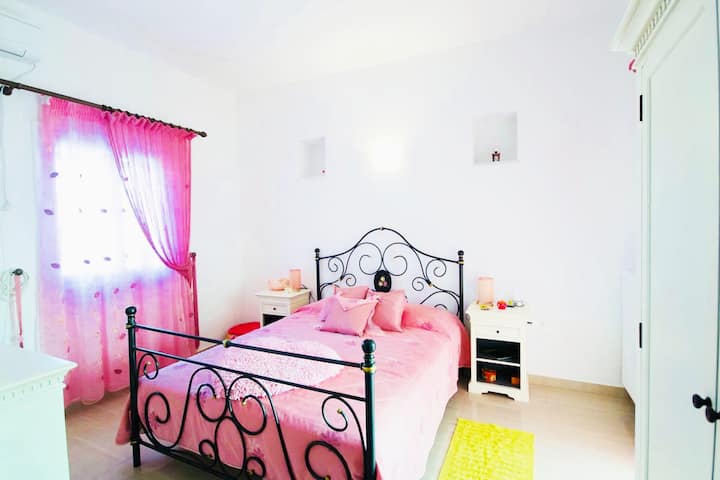 Segundo dormitorio con una cama matrimonial.