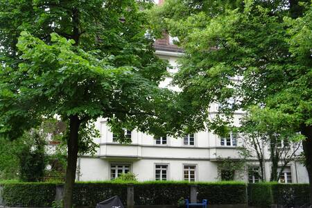 Conveniently Located Quiet Room in Listed Building