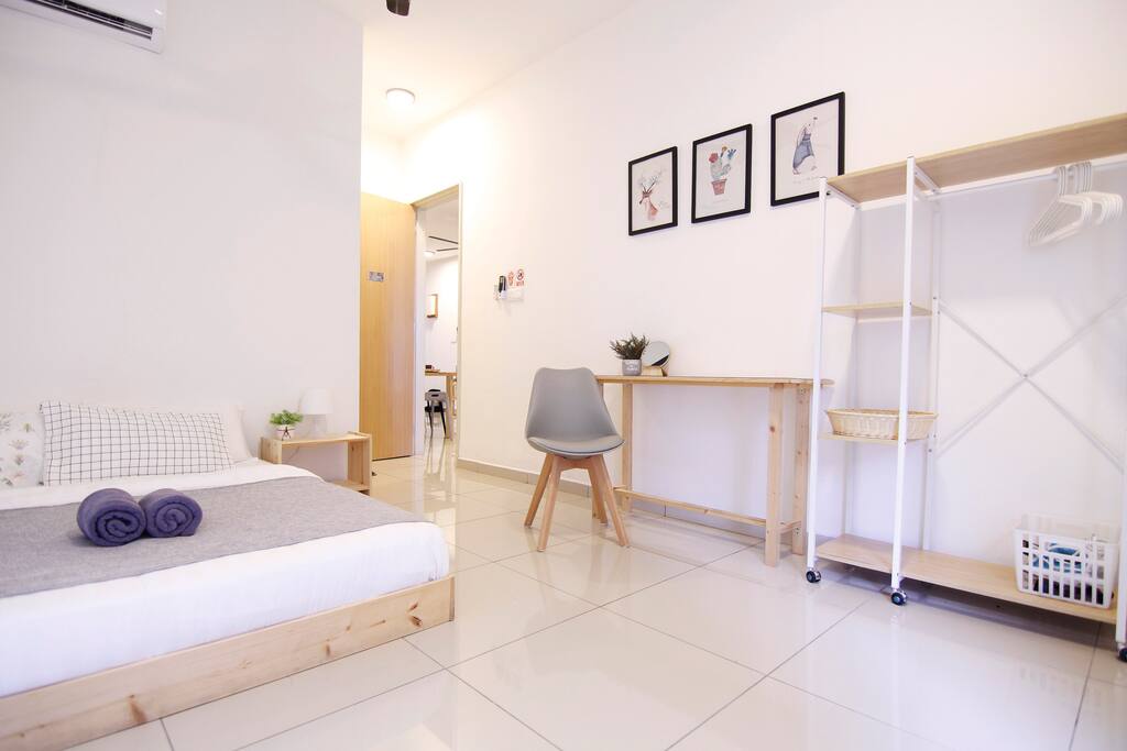 #主人房 Master bedroom#
双人大床 Double bed
书桌及挂衣架 Working desk and hanging rack