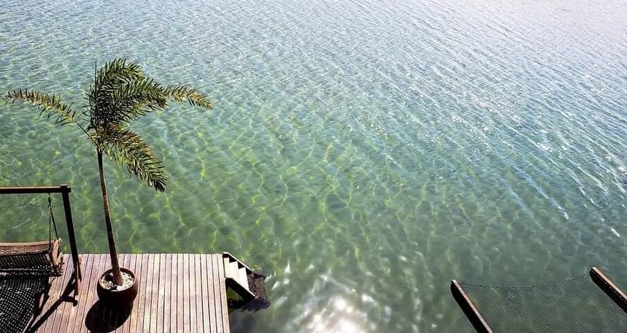 Casa pé na água, no mais lindo canto da cidade.