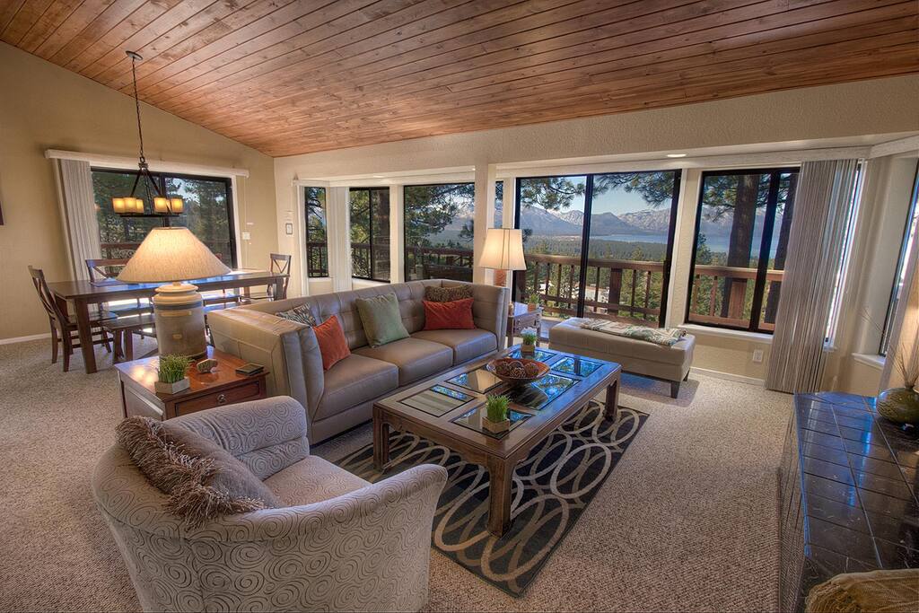 Couch,Furniture,Dining Table,Table,Lamp