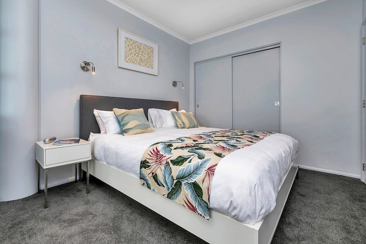 King size bed and a large wardrobe to store your clothes and suitcases. Tastefully decorated in relaxing muted tones with splashes of colour. You want to curl up in this large bed and never leave. Hotel standard linens to luxuriate in.  
