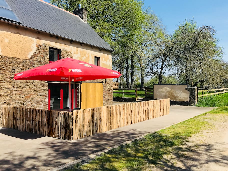 terrasse extérieure, exposition Sud, Coin repas, barbecue, parasol. Vue sur la nature, aucun vis à vis