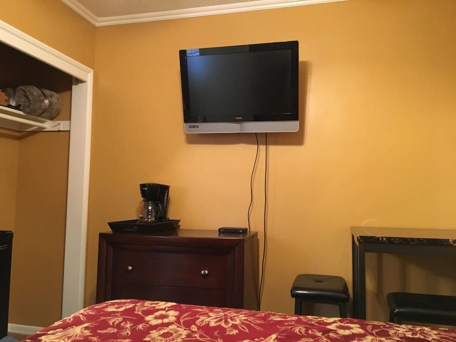 Coffee maker, DirecTV, desk and WiFi available