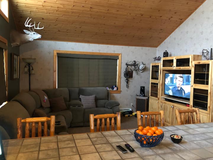 家庭房可轻松前往厨房，柜台可供参观，观看孩子们玩xbox或wii。