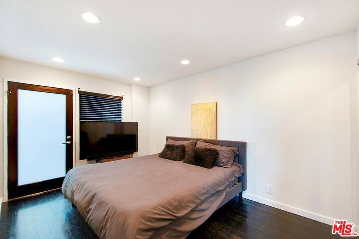 Hollywood Hills Gem gallery image 2