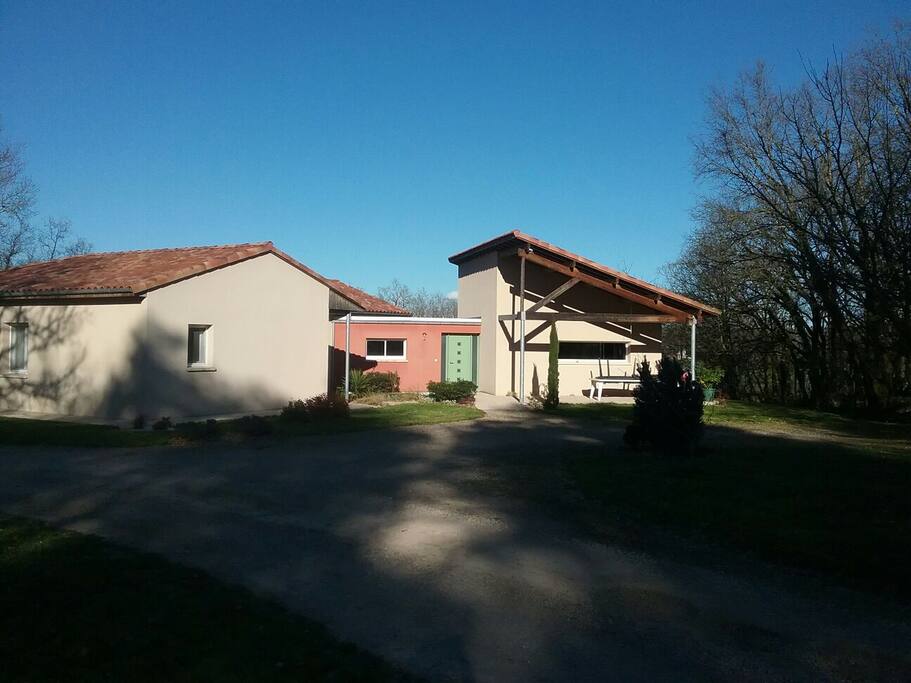 La maison de face.