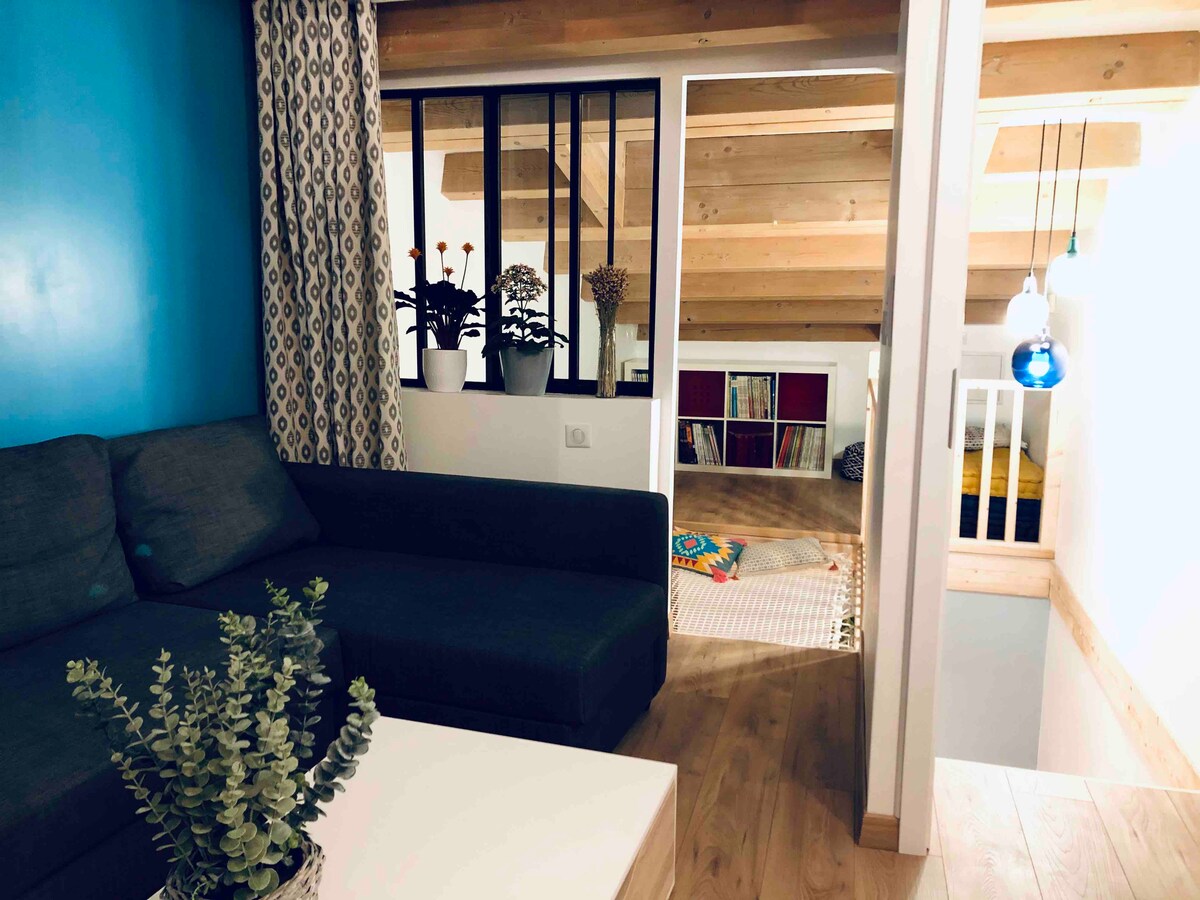 Podkrovie v obývacej izbe / knižnici,
toto miesto je konvertibilné na 2. spálňu a môže byť úplne uzavretý. Je opakom 1. spálne. 