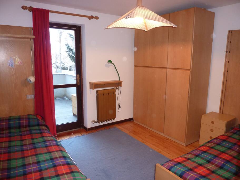 Camera da letto con 2-3 letti, porta finestra sul terrazzo. bed room with 2-3 beds french window overlooking the terrace