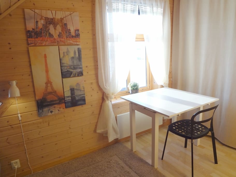 Arbeidsplass i rom #2 | Working-space in room #2 (Table fully extended)