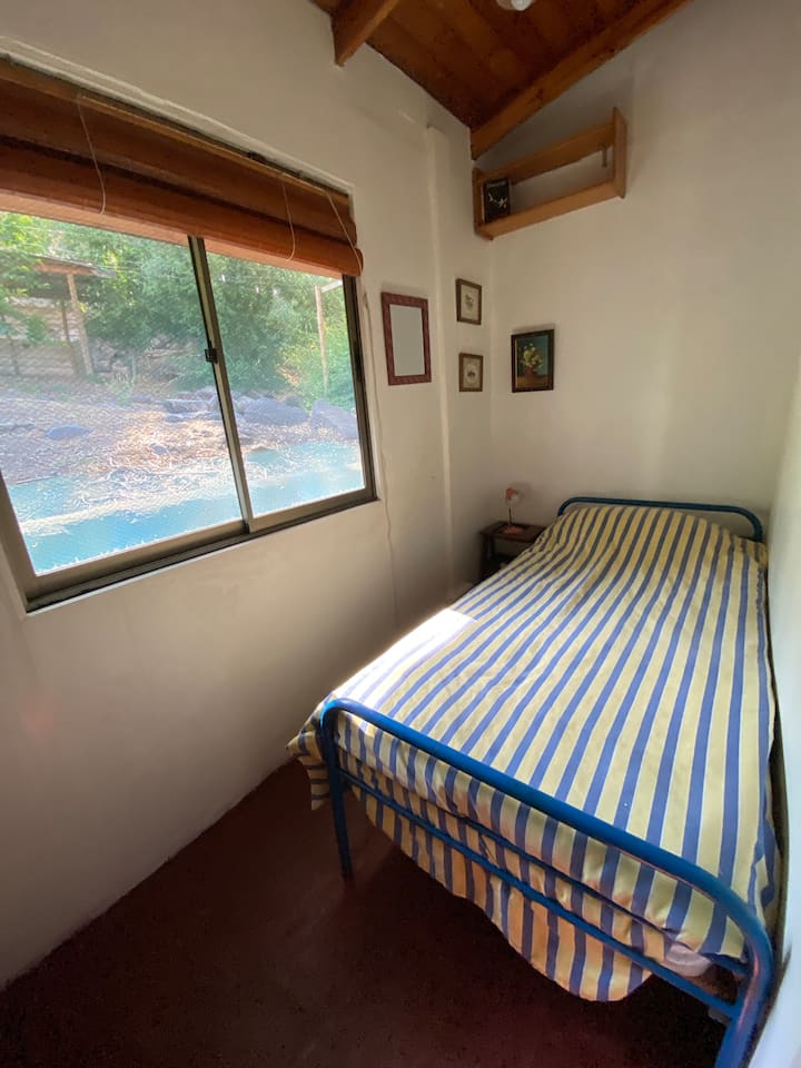 Sehemu ya kitanda 1 na kabati la nguo