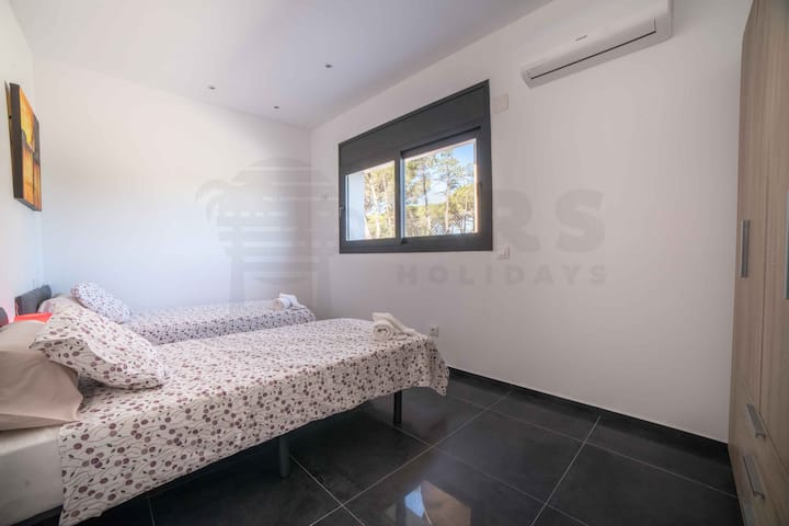 Bedroom 5 with two single beds