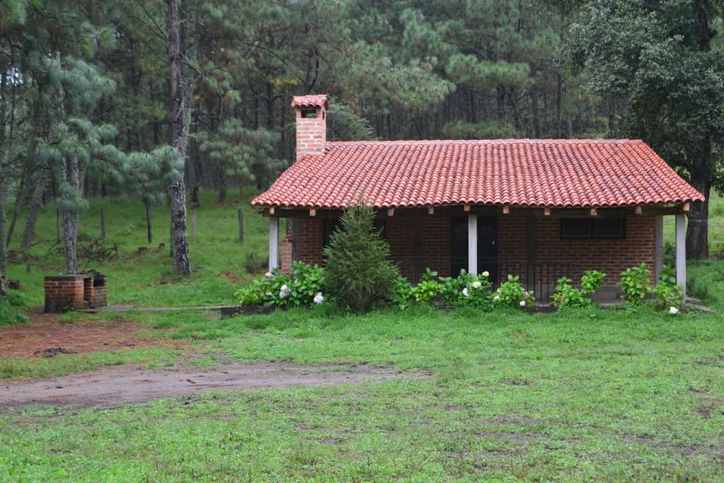 Cabaña con terraza y asador