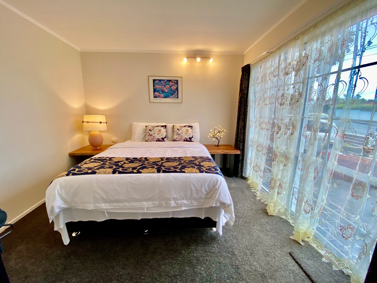 第三间客房（downstairs bedroom)