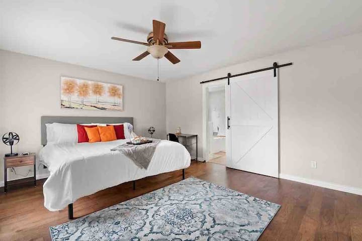 Main Level-King with Premium ლეიბი, მუქი ფერის ჟალუზები, რომლებიც არ არის გამოსახული, 50"4KSmartTV, შესასვლელი კარადა, ელეგანტური ბეღლის კარები შესანიშნავი აპარტამენტისკენ გიბიძგებთ. 