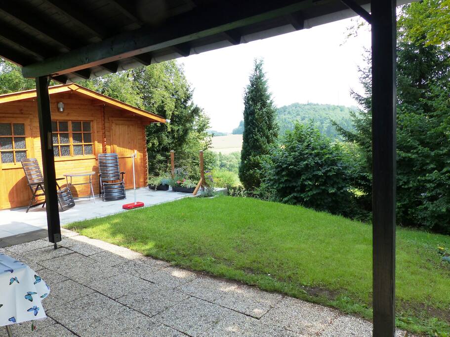 Blick von der überdachten Terrasse auf die Sonnenterrasse