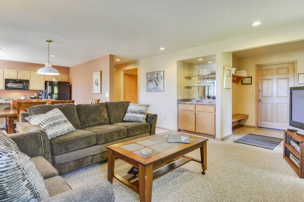 Couch,Furniture,Floor,Flooring,Indoors