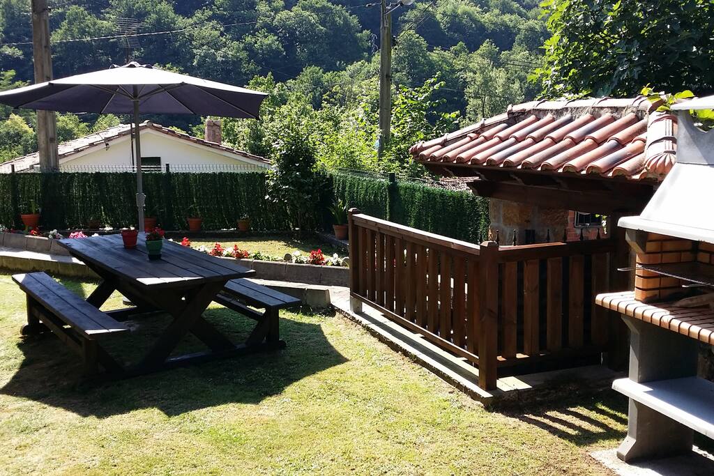 Jardín con barbacoa