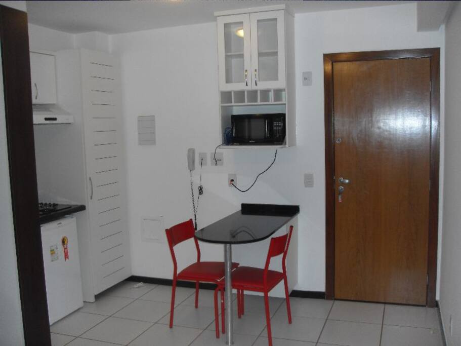 Vista da sala para a cozinha