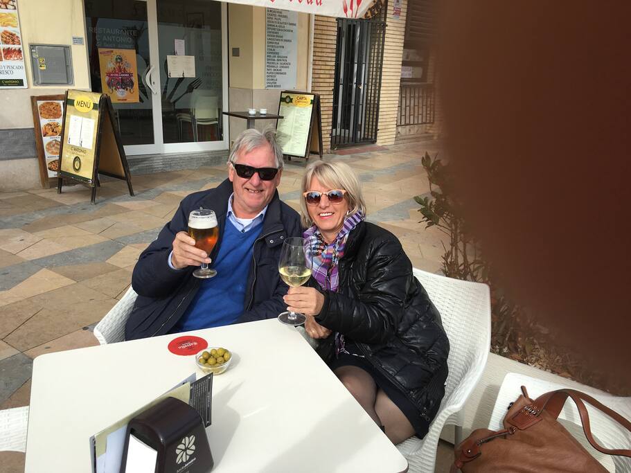 gastvrouw en gastheer
LYNIE & JAN