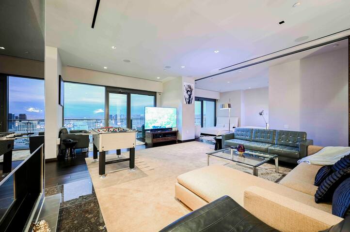56 Luxurious Palms Place Penthouse gallery image 3