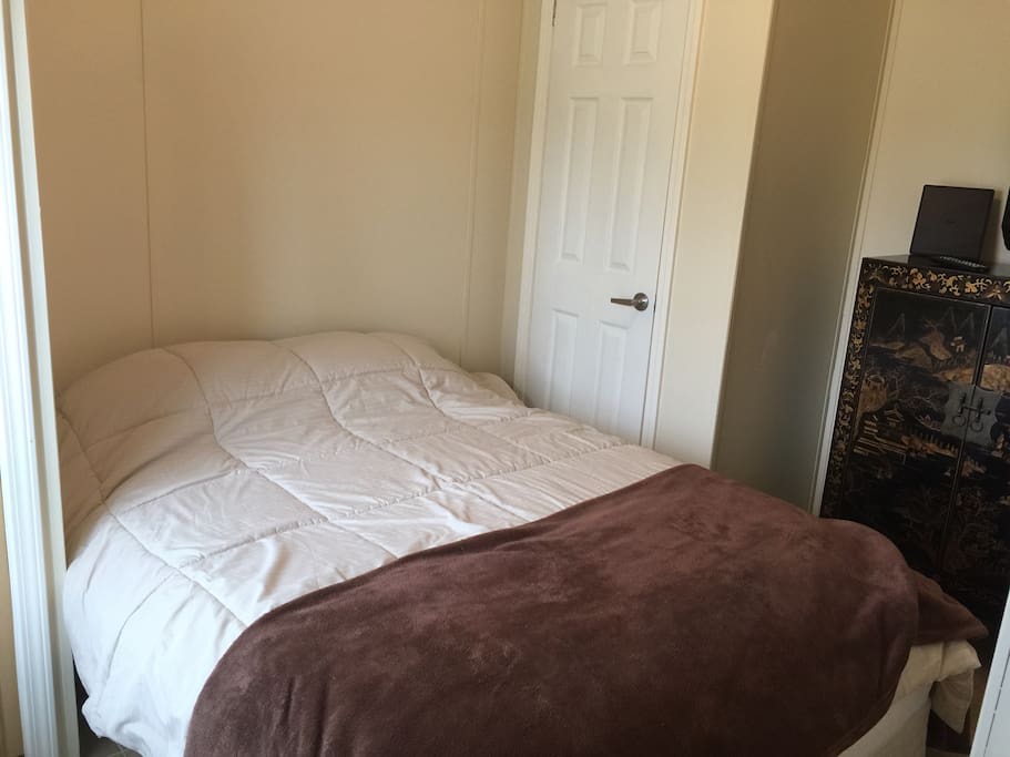 Queen bed memory foam topper. So comfy. Tv but no cable or wifi