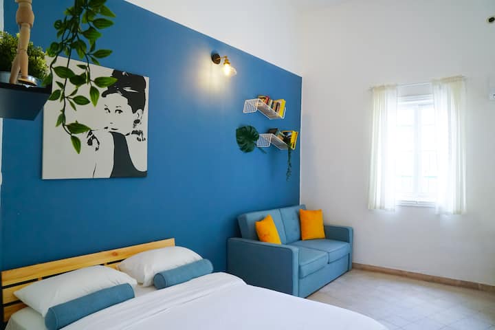 Неверојатно студио, дизајнирано од уметност со сини и дрвени стилови