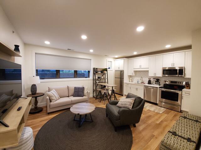 Modern, new TC condo, 5 minute walk to downtown