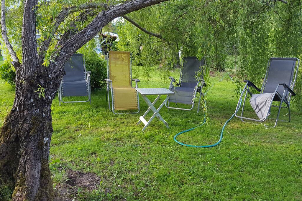coin détente avec vue sur canal et nature