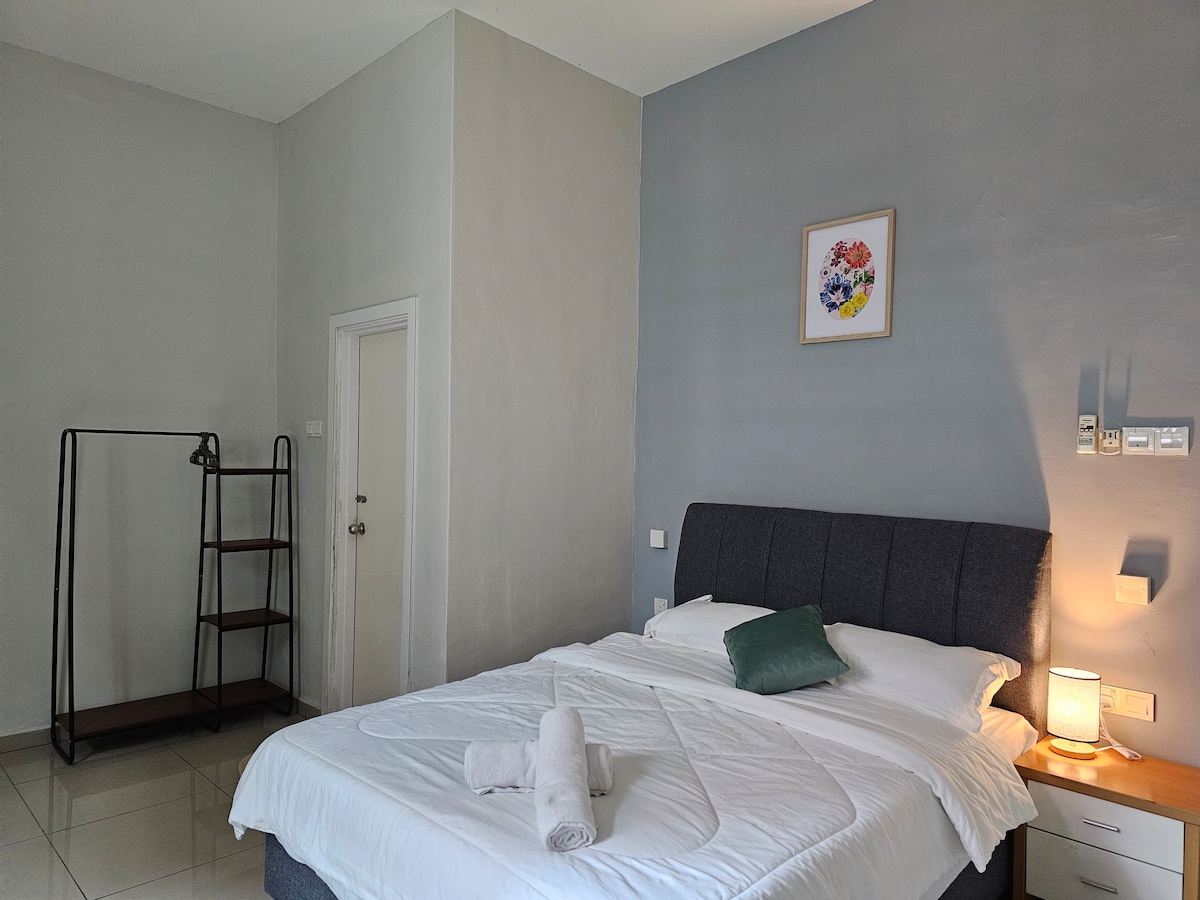 Izba na prízemí
1 manželská posteľ King s pripojenou kúpeľňou.