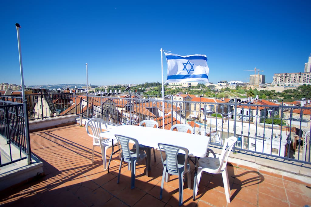 Private Roof Deck with 360 degree views of the city!