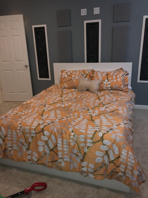 Ultra comfortable Queen sized memory foam mattress with Egyptian cotton bedding