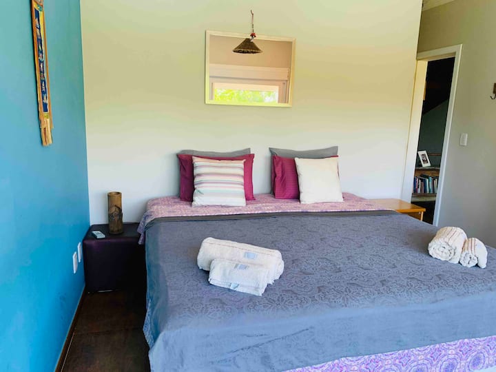 Hlavný apartmán „Bali“, manželská posteľ King,  klimatizácia, súkromná kúpeľňa s toaletou, výhľad na záhradu a lagúnu. Na poschodí. 