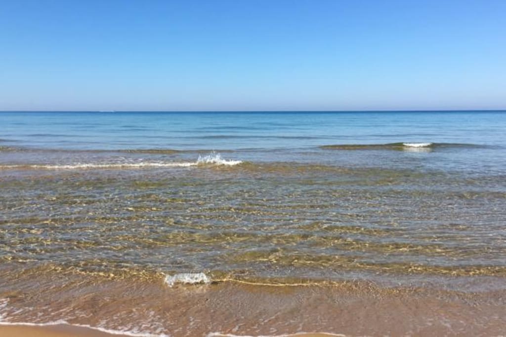 fondale basso con sabbia color oro del mare di marina di ragusa adatto a chi ha figli piccoli