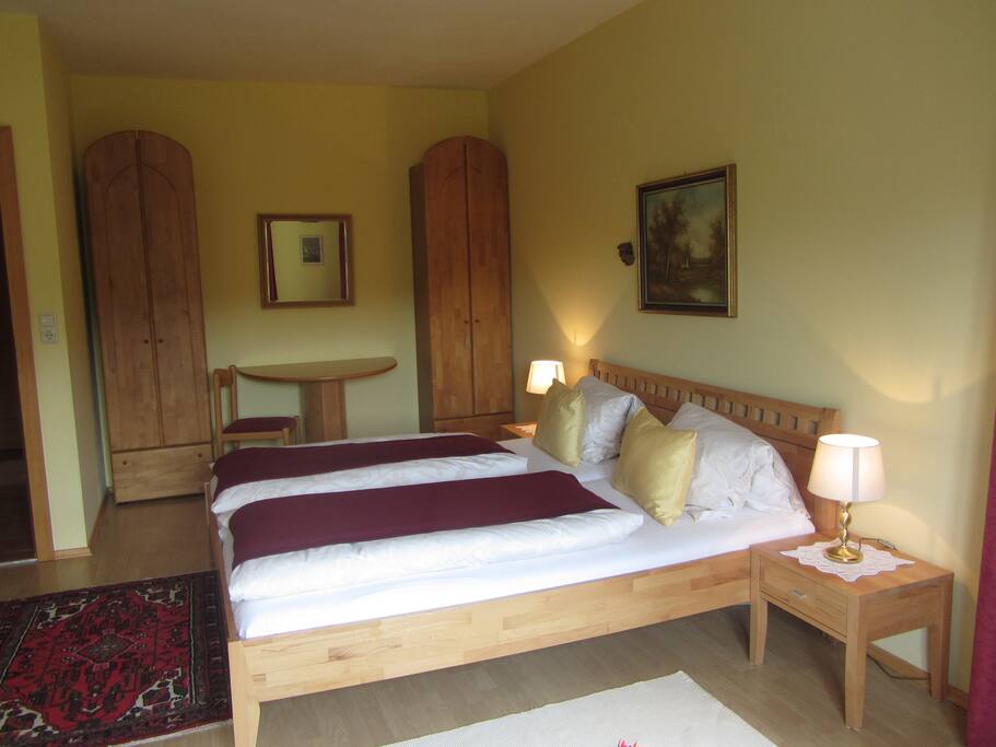 Schlafzimmer 1