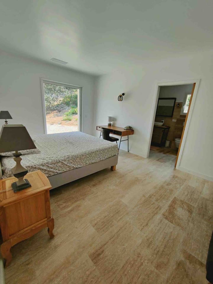 Საძინებელი 4
Საოფისე ფართი
