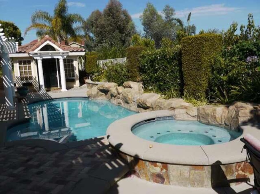 后院泳池和SPA池,以及独立小屋Backyard with pool and SPA