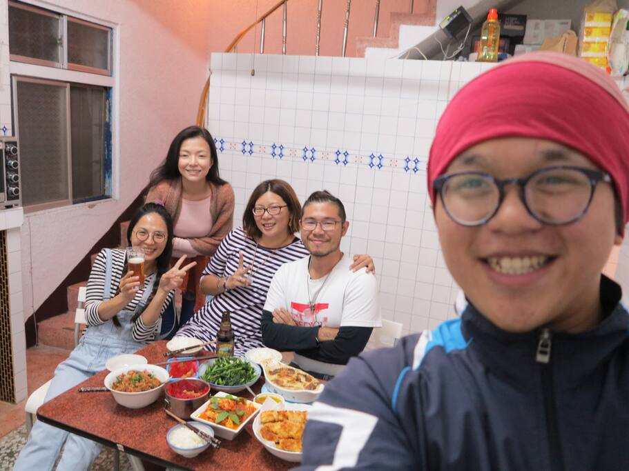 從二月底就開始計畫和阿毛一起來慶祝結婚二週年(我老記成四週年是怎麼回事?)的雯玲在訊息中表示很感謝另一半多年來的包容和她有了好的改變,小倆口的小旅行好甜蜜,也讓自己覺得在他們這趟旅行的任務非
常重要~
在訂房時才知到右姍訂不到車票還一心想從台中跑來台東北邊的成功玩,回想起以前也常常訂不到車票一路搭跨夜車從台北到台東的那段時光,完全能理解那顆被悶壞的心想要獲得解放。
一路上舟車勞頓的右姍轉車又轉車,最後從台東租了機車騎了三個小時才到成功。一路上她說:我大概傍晚抵達,太美了! 太美了!沿路走走拍拍騎了三小時(但明明是陰天又濕冷啊~)
到家時她紅通的雙眼吸著鼻水看得真心疼,巴不得晚餐的熱湯快點好快點喝個幾碗會讓她舒服些。
兩晚的搭伙,還有預定的甜點,做了覺得吃過最溫柔的肉桂蘋果頂酥乳酪蛋糕,燉著第一天的馬告雞湯同時擠出點時間做雙莓果威士忌生乳酪蛋糕
也非常感謝右姍的加入晚餐時間,讓我們有機會買整條鬼頭刀回來油煎鬼頭刀魚塊,下午就買了魚回來拔刺切塊醃薄鹽生蒜和米酒(感謝Ethan 和我在小廚房裡忙著張羅晚餐真心覺得比外面店家賣得好吃是莫大的優越感一大盆大家差點吃光光覺得超爽DER我歡呼~)
第一天菜單有馬告香腸,鬼頭刀魚卵,炒芥蘭菜和茄燒獅子頭還有還有肉桂蘋果頂酥乳酪蛋糕
第二天菜單奶焗馬鈴薯,清炒山茼蒿,義式香料茄蛋,和油煎鬼頭刀魚塊(超像麥克雞塊)也謝謝雯玲阿毛路上帶回來和大家分享的鬼頭刀魚柳,甜點雙莓果威士忌生乳酪蛋糕~
小小的餐桌我們擠在一起覺得一起晚餐好溫暖,謝謝你們來~
*忘了拍下咬開炸魚塊的瞬間雪白魚肉和魚肉的肉汁超誘人的照片,期待下次再有機會拍囉~