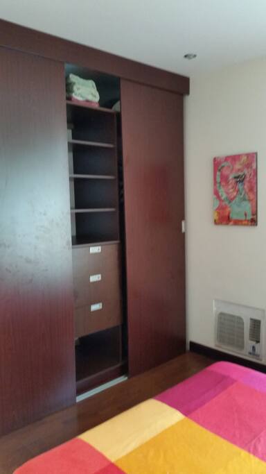 Amplio closet y paños y aire acondicionado