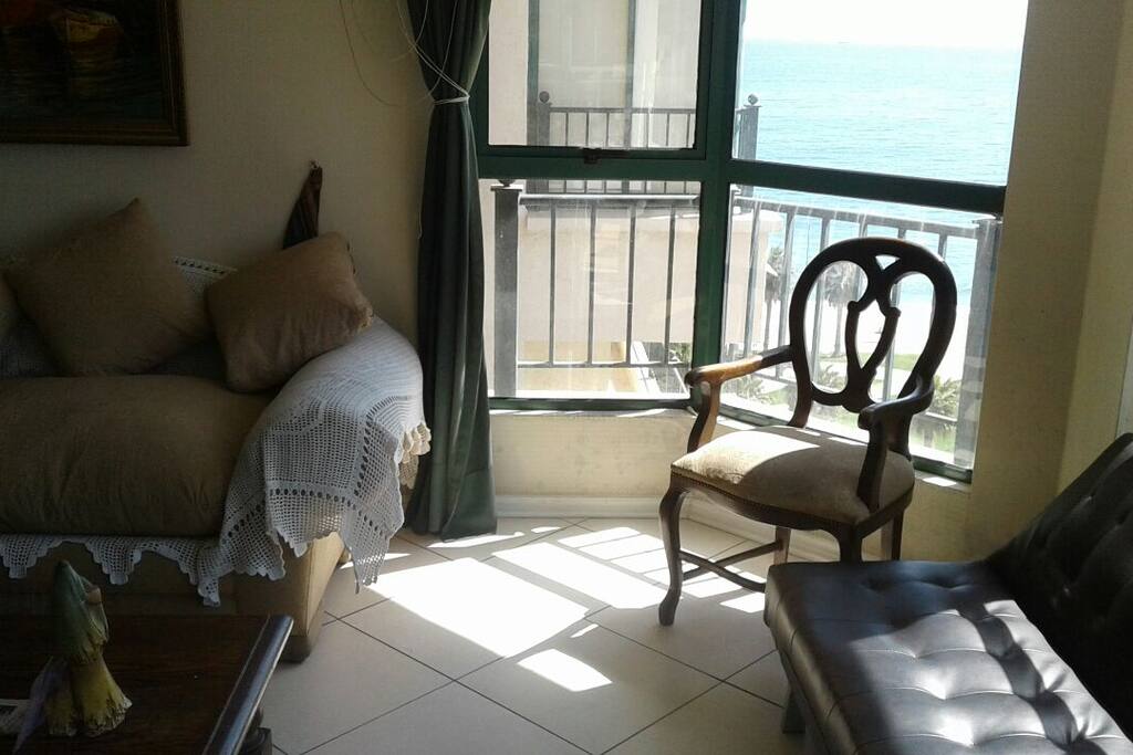 sala con vista a la playa y piscinas