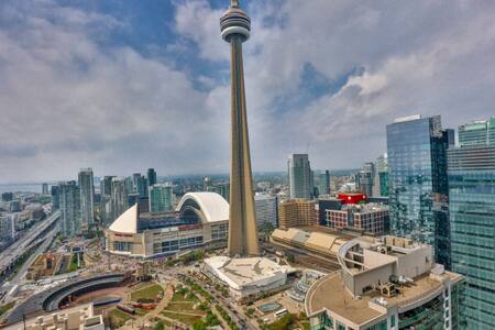 High Floor | Balcony | Fast WiFi | ❤️ of Downtown