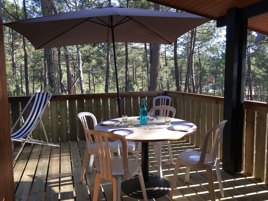 Le coin repas sur la terrasse