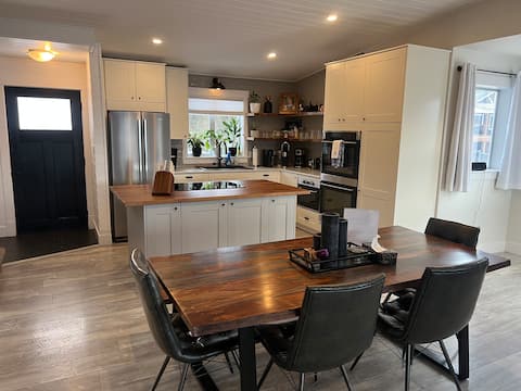 FirePit, HotTub, King Bed, On Grey Canal Trail.