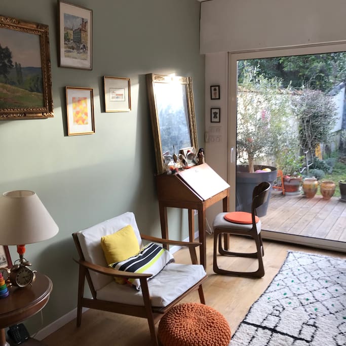 Séjour vue sur terrasse et jardin arrière