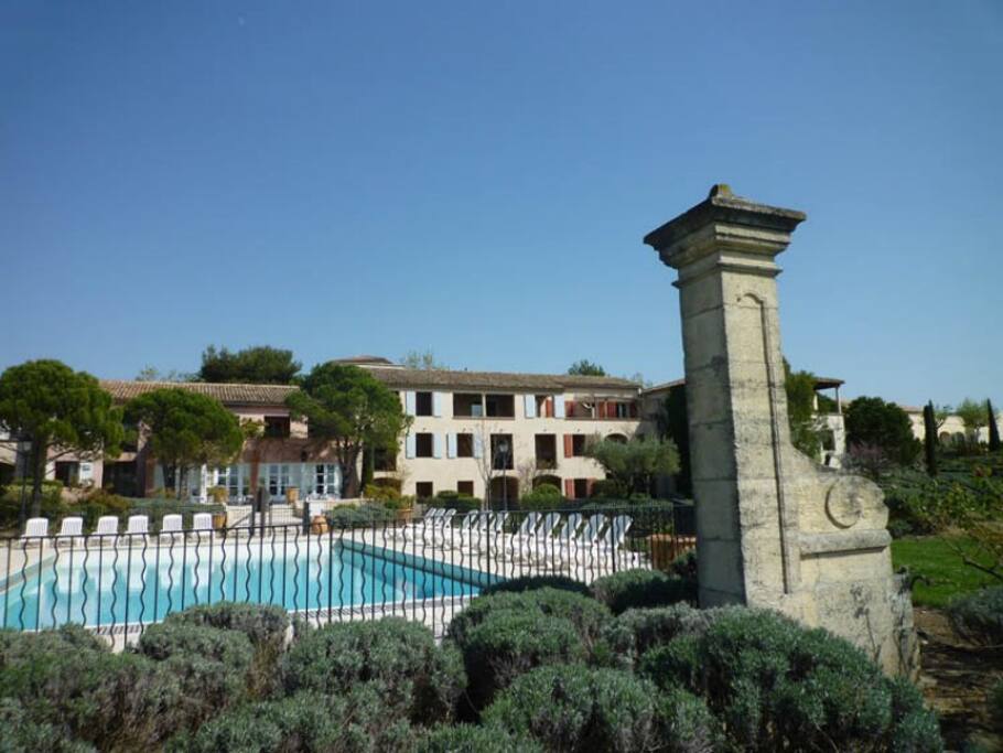 Portail entre le green du trou n°9 et notre piscine