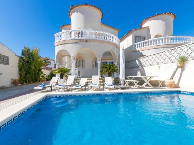 Villa dans quartier tranquille – piscine privative