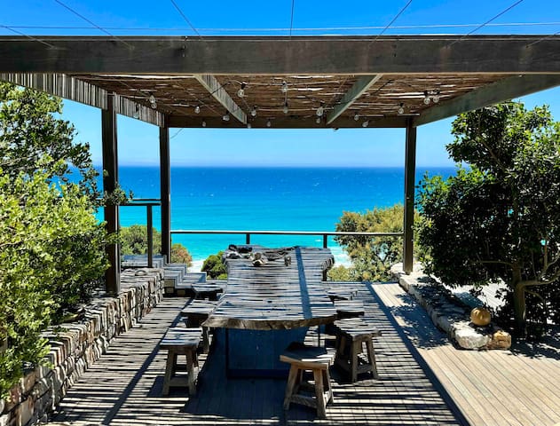 Romantic little hideway with stunning views gallery image 2