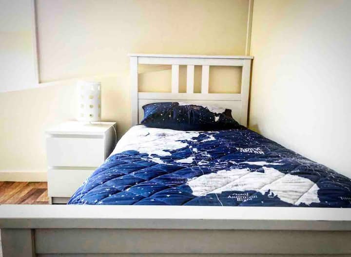 Детски лофт, съдържащ 2 x единични легла (намира се на горния етаж)