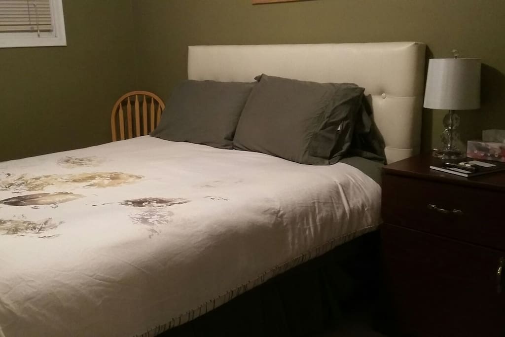 Cozy bedroom with Queen size bed and towels.