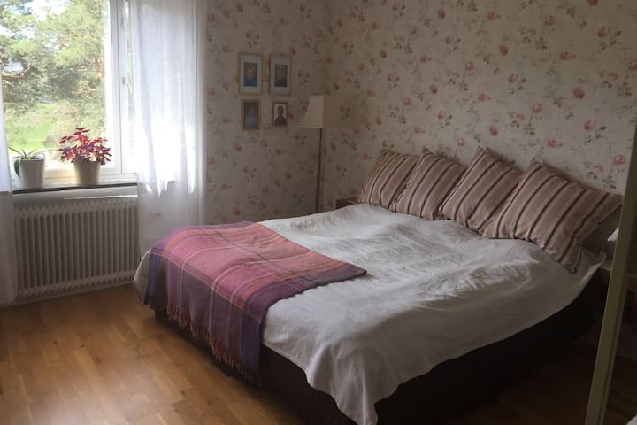 Enskede-rsta-Vantr, Stockholms ln, Sweden. Private room in flat. hosted by Linda. 1 guest 1 Select check-in date. Add your travel dates for exact pricing Single room - silent and clean - Flats for Rent in Enskede